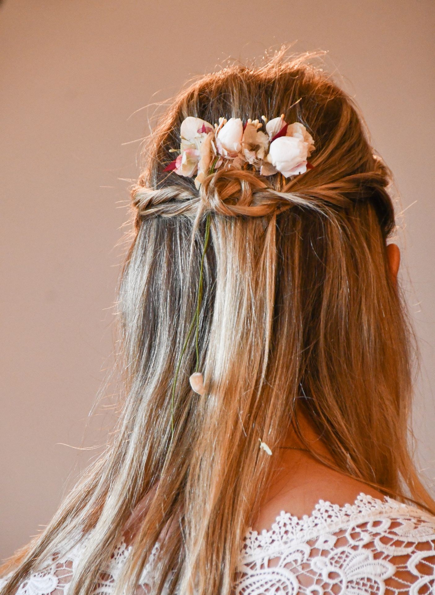 coiffure bohème avec accessoire fleur