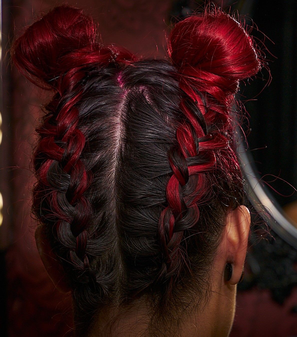 2 tresses à l'envers avec chignon sur le haut de la tête
